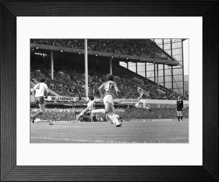 Framed Print : English League Division One match at Goodison Park. Everton 3 v Tottenham Hotspur 1 Framed Print : English League Division One match at Goodison Park. Everton 3 v Tottenham Hotspur 1