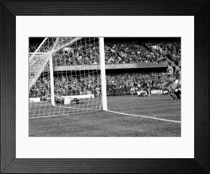 Framed Print : Division One Football 1985 / 86 Season Chelsea v Manchester United, Stamford Bridge Framed Print : Division One Football 1985 / 86 Season Chelsea v Manchester United, Stamford Bridge
