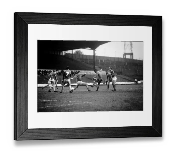 Framed Print : Chelsea 2 v. Leicester 2. Division One Football February 1986 LF18-04-073