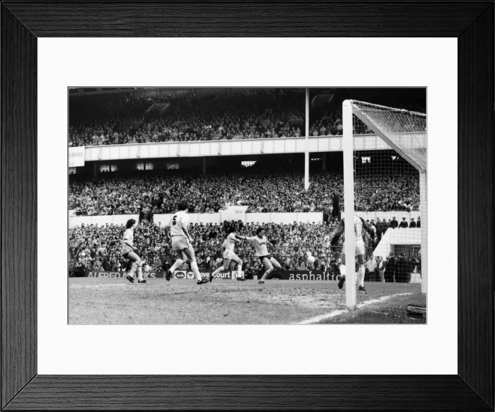 Framed Print : Tottenham Hotspur 1 v. Arsenal 0. Division One Football March 1986 LF19-05-090