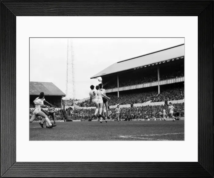 Framed Print : Tottenham Hotspur 1 v. Arsenal 0. Division One Football March 1986 LF19-05-077 Framed Print : Tottenham Hotspur 1 v. Arsenal 0. Division One Football March 1986 LF19-05-077