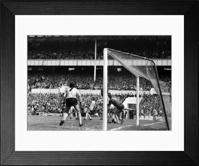 Framed Print : Tottenham Hotspur 1 v. Arsenal 0. Division One Football March 1986 LF19-05-089 Framed Print : Tottenham Hotspur 1 v. Arsenal 0. Division One Football March 1986 LF19-05-089