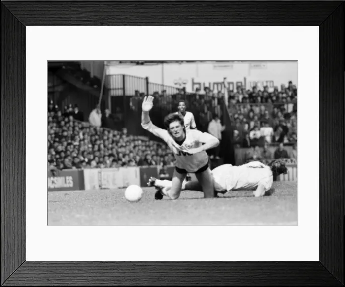 Framed Print : Tottenham Hotspur 1 v. Arsenal 0. Division One Football March 1986 LF19-05-003 Framed Print : Tottenham Hotspur 1 v. Arsenal 0. Division One Football March 1986 LF19-05-003