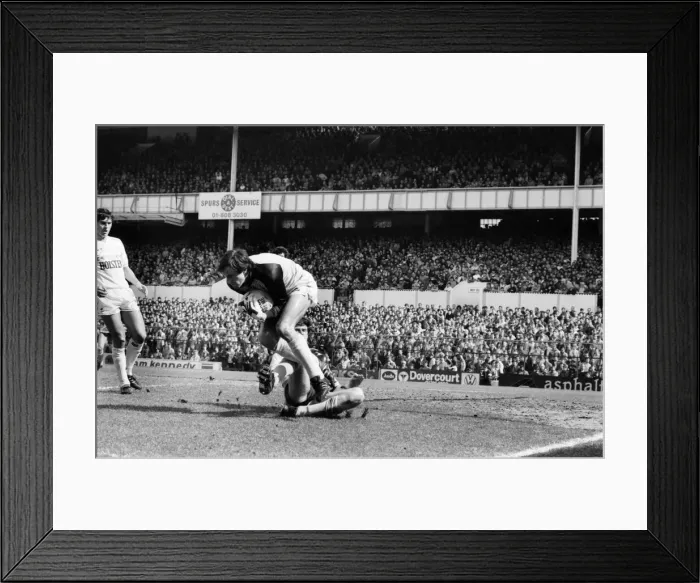 Framed Print : Tottenham Hotspur 1 v. Arsenal 0. Division One Football March 1986 LF19-05-071 Framed Print : Tottenham Hotspur 1 v. Arsenal 0. Division One Football March 1986 LF19-05-071