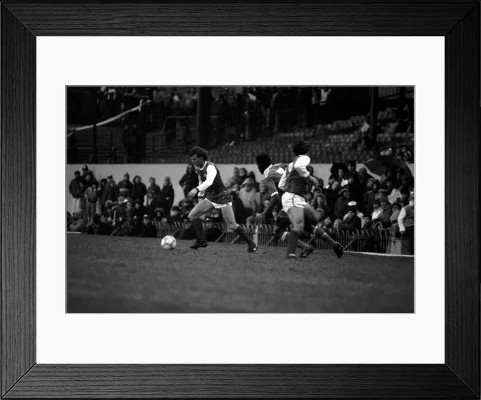 Framed Print : Arsenal 2 v. Luton 1. Division One Football. February 1986 LF18-03-068 Framed Print : Arsenal 2 v. Luton 1. Division One Football. February 1986 LF18-03-068