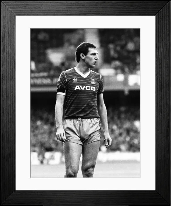 Framed Print : English League Division One match at Loftus Road. Queens Park Rangers 0 v West Ham Framed Print : English League Division One match at Loftus Road. Queens Park Rangers 0 v West Ham