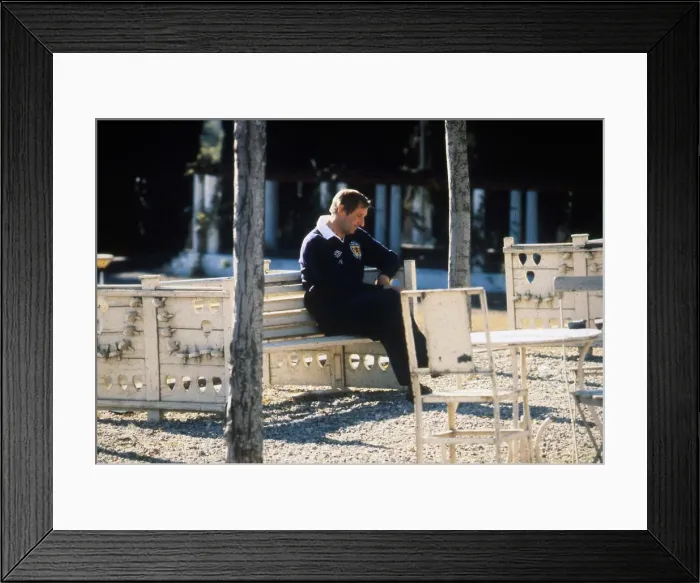 Framed Print : Ally MacLeod Manager of Scotland, pictured sitting on a park bench in Argentina