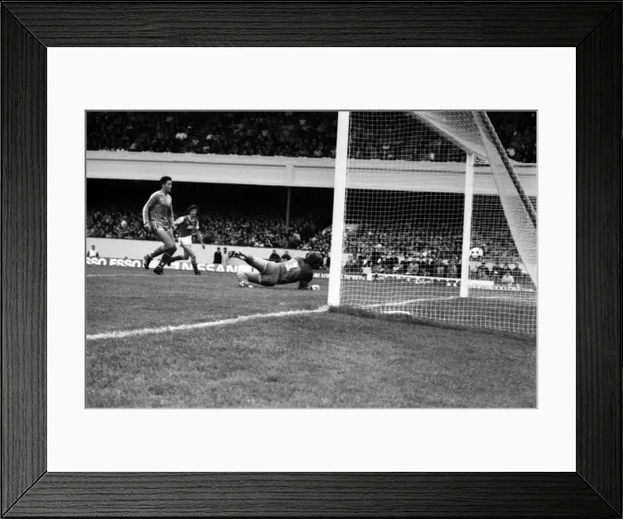 Framed Print : Arsenal 3 v. Chelsea 1. Division One Football. October 1986 LF20-14-050 Framed Print : Arsenal 3 v. Chelsea 1. Division One Football. October 1986 LF20-14-050