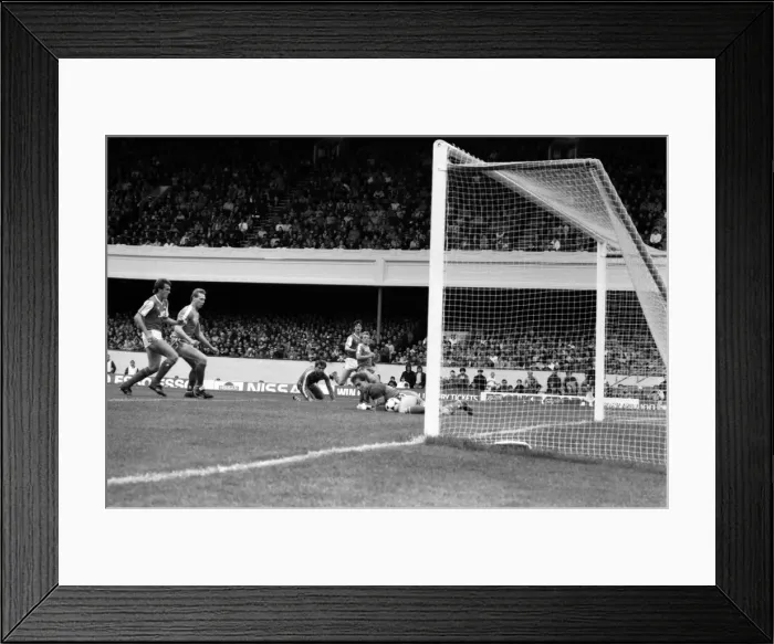 Framed Print : Arsenal 3 v. Chelsea 1. Division One Football. October 1986 LF20-14-025