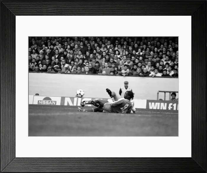 Framed Print : Arsenal 3 v. Chelsea 1. Division One Football. October 1986 LF20-14-018