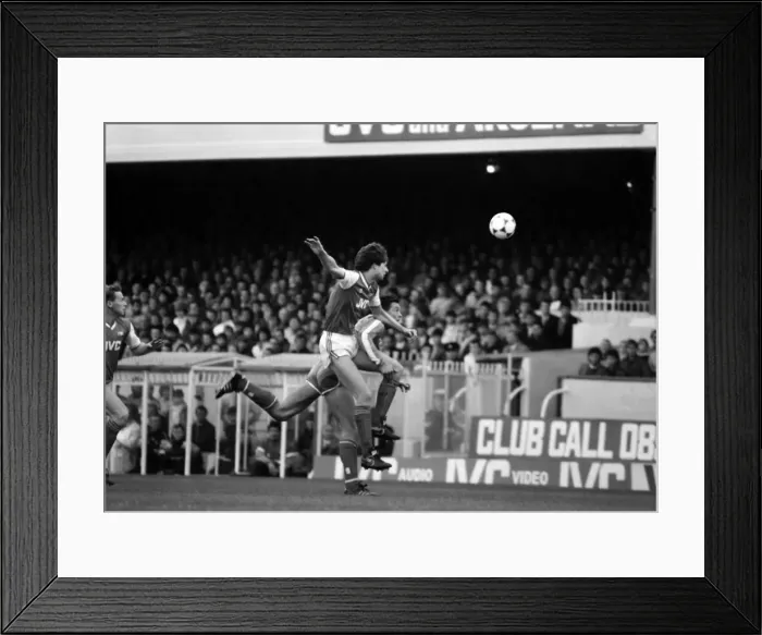 Framed Print : Arsenal 3 v. Chelsea 1. Division One Football. October 1986 LF20-14-005