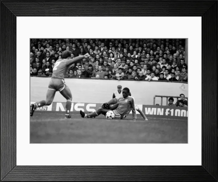 Framed Print : Arsenal 3 v. Chelsea 1. Division One Football. October 1986 LF20-14-020