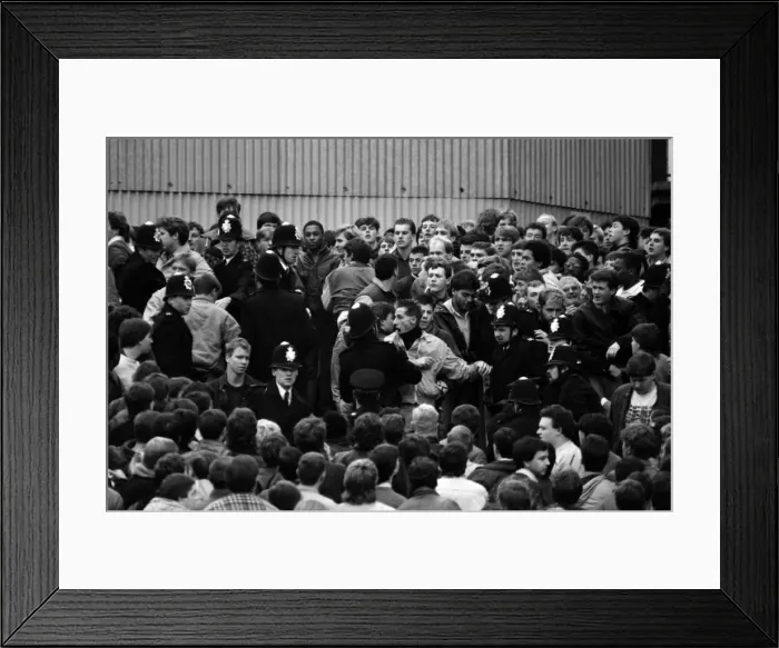 Framed Print : Arsenal 3 v. Chelsea 1. Division One Football. October 1986 LF20-14-004