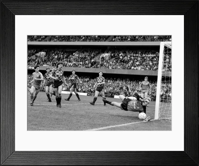 Framed Print : Chelsea 2 v. Manchester City 1. Division One Football. October 1986 LF20-09-079 Framed Print : Chelsea 2 v. Manchester City 1. Division One Football. October 1986 LF20-09-079