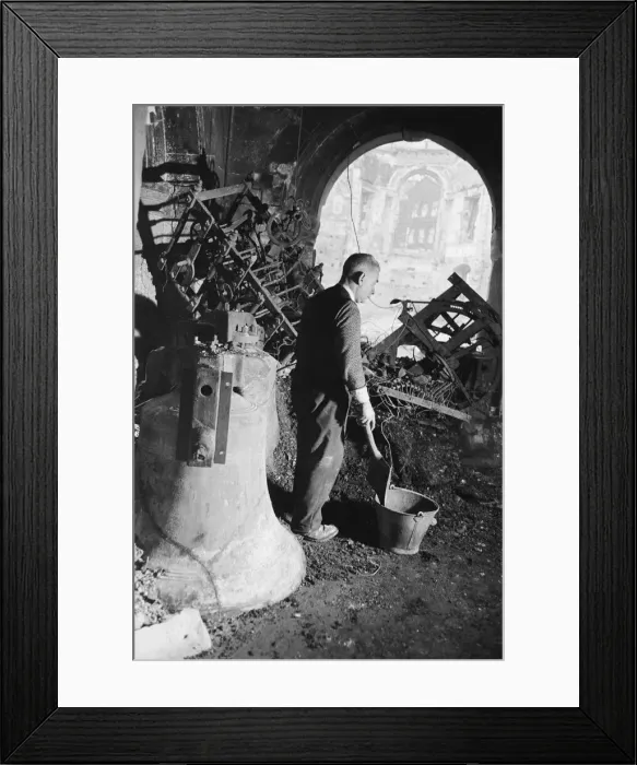 Framed Print : Bomb Damage, St Clement Danes, City of Westminster, 14th May 1941 Framed Print : Bomb Damage, St Clement Danes, City of Westminster, 14th May 1941