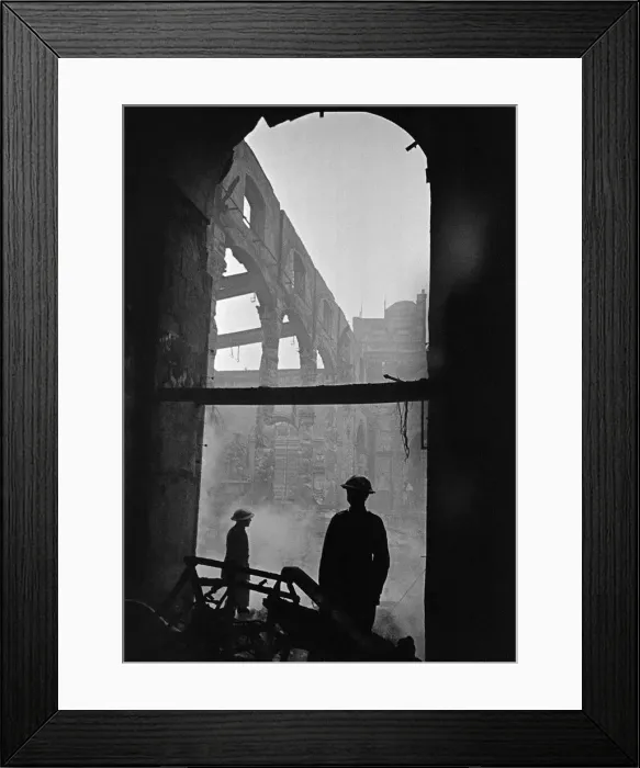 Framed Print : Guildhall scenes during the 2nd Great fire of London, 29th December 1940 Framed Print : Guildhall scenes during the 2nd Great fire of London, 29th December 1940