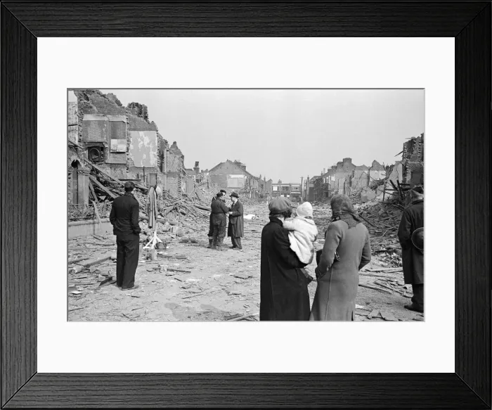 Framed Print : Shocked Londeners survey the destruction on their street, 19th March 1941 Framed Print : Shocked Londeners survey the destruction on their street, 19th March 1941