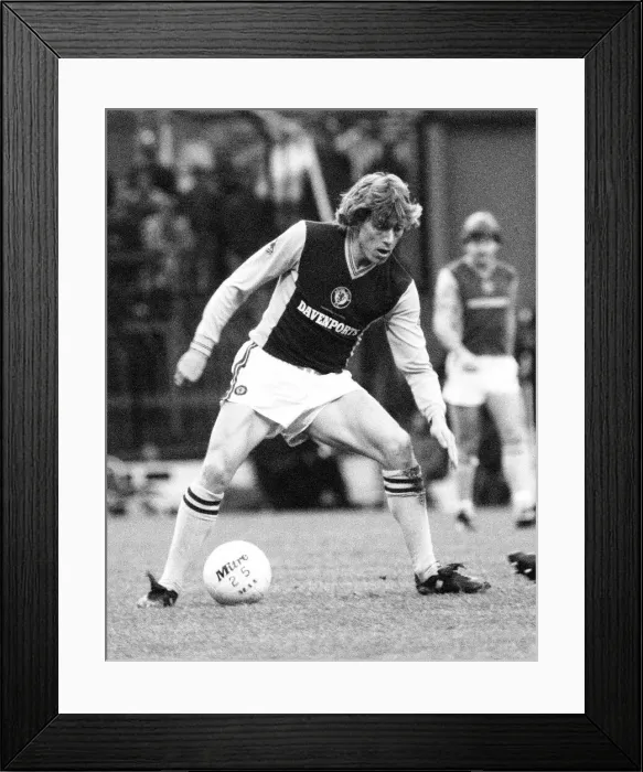 Framed Print : English League Division One match at Villa Park. Aston Villa 2 v Southampton 0 Framed Print : English League Division One match at Villa Park. Aston Villa 2 v Southampton 0