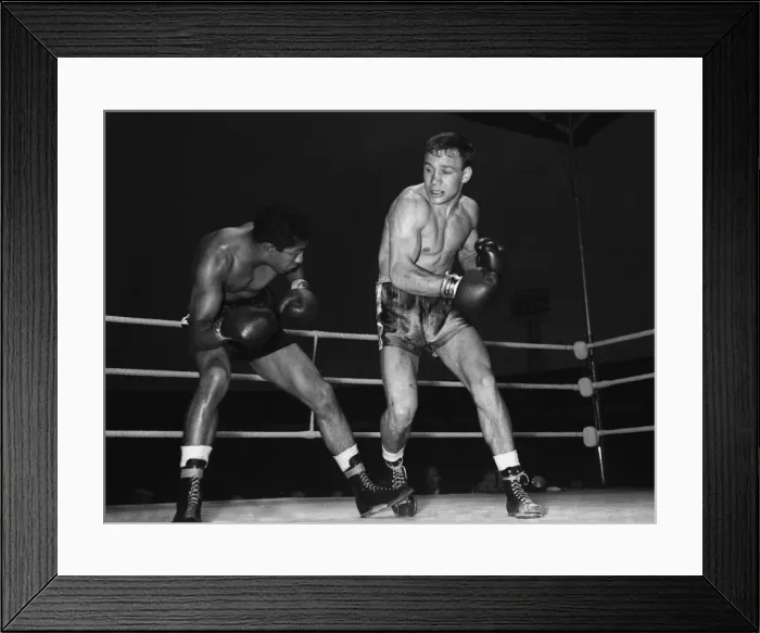 Framed Print : Dave Charnley (right) and Joey Lopes pictured in the eighth round of their lightweight Framed Print : Dave Charnley (right) and Joey Lopes pictured in the eighth round of their lightweight
