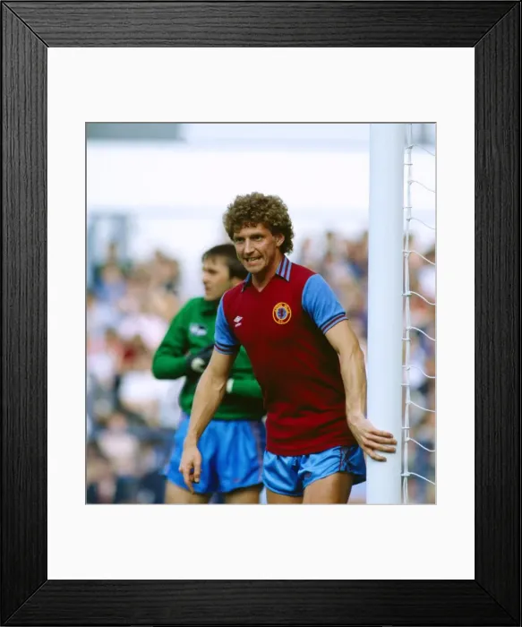 Framed Print : Leeds United v Aston Villa - August 1980 players in action Framed Print : Leeds United v Aston Villa - August 1980 players in action