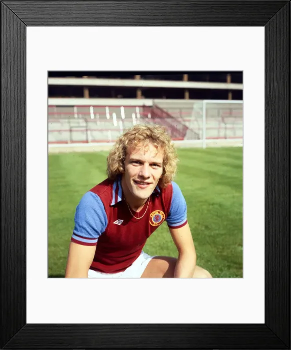 Framed Print : Andy Gray Aston Villa Football player August 1978 Framed Print : Andy Gray Aston Villa Football player August 1978