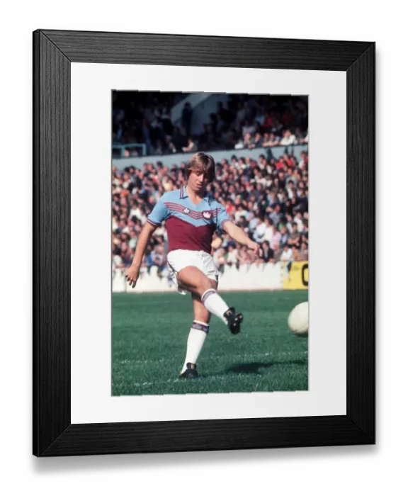 Framed Print : English League Division One match at Upton Park. West Ham United 2 v Queens Park