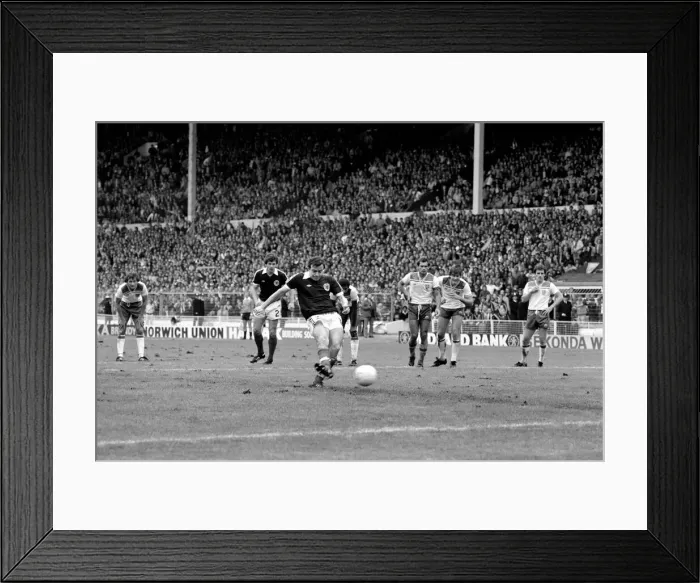 Framed Print : Home Internationals 1980 / 81 Season, England v Scotland at Wembley Framed Print : Home Internationals 1980 / 81 Season, England v Scotland at Wembley