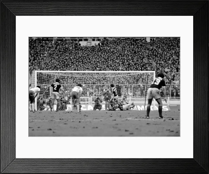 Framed Print : Home Internationals 1980 / 81 Season, England v Scotland at Wembley Framed Print : Home Internationals 1980 / 81 Season, England v Scotland at Wembley