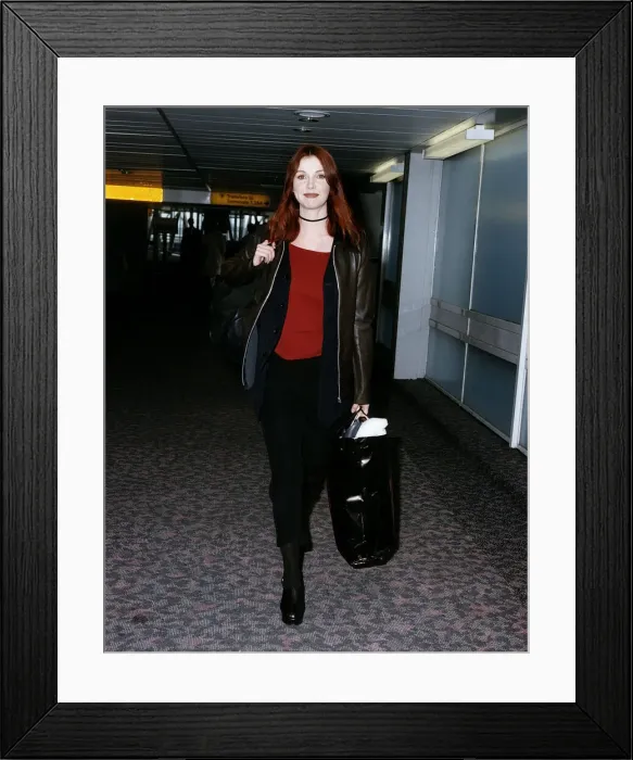 Framed Print : Singer Cathy Dennis arrives at Heathrow airport. 24th March 1993