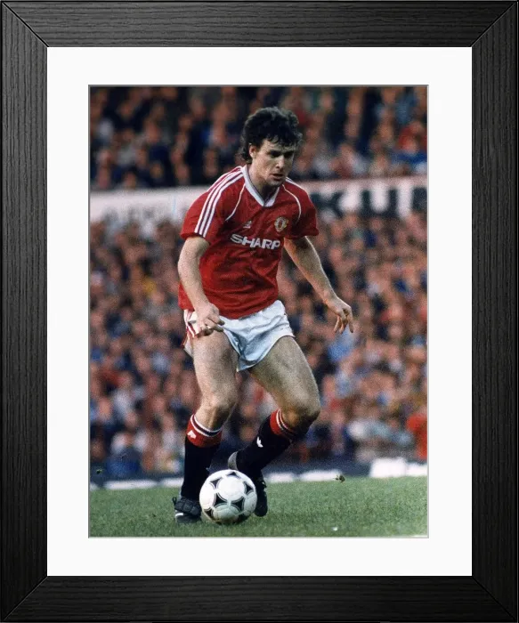 Framed Print : Mark Hughes in action for Manchester United. September 1993 Framed Print : Mark Hughes in action for Manchester United. September 1993