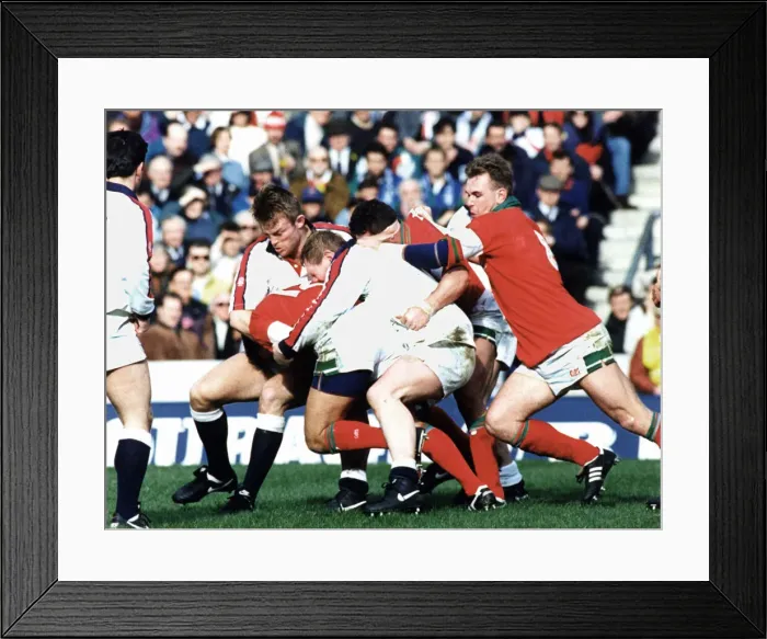 Framed Print : Wales v England - Englands Dean Richards wraps up Nigel Davies with Scott Quinnell