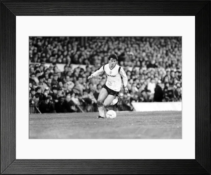 Framed Print : Mark Hughes in action for Manchester United. Circa 1990 Framed Print : Mark Hughes in action for Manchester United. Circa 1990
