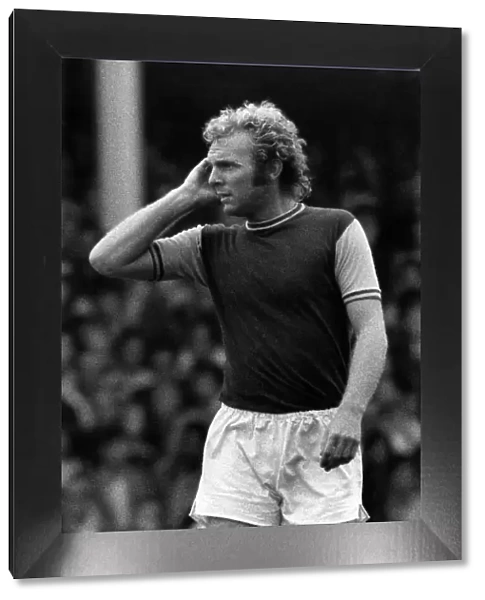 West Ham 1 v. Everton 0: Come on lads Bobby Moore puzzles out a move. August 1971 P030964