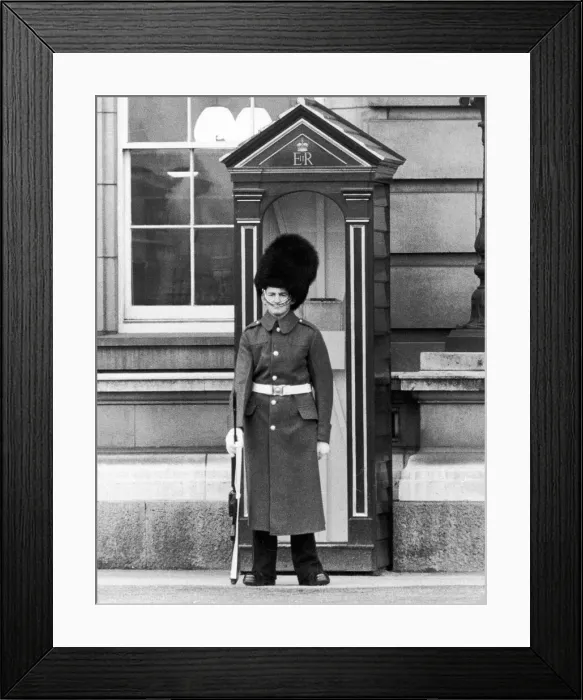 Framed Print : At Buckingham Palace, London a soldier of the 1st Battalion Scots Guards on duty had Framed Print : At Buckingham Palace, London a soldier of the 1st Battalion Scots Guards on duty had