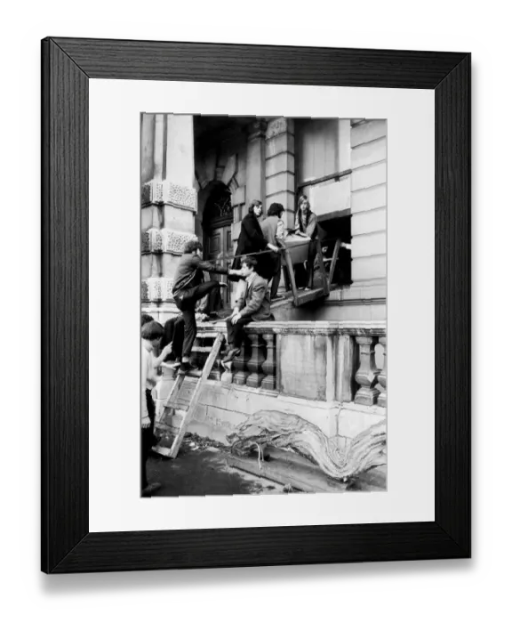 Framed Print : Number 144 Piccadilly, a fashionable 100 room mansion in London
