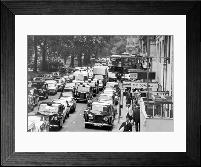 Framed Print : Congestion in Park Lane at the height of the rush hour. 23rd August 1981 Framed Print : Congestion in Park Lane at the height of the rush hour. 23rd August 1981
