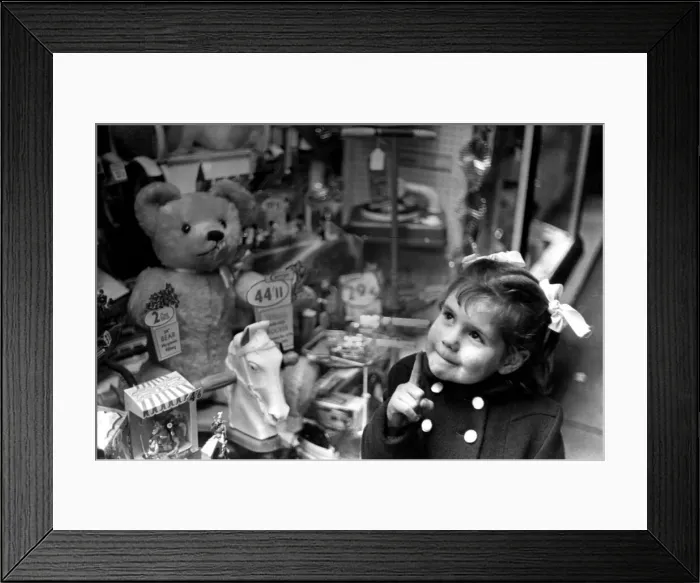 Framed Print : Four year old Christime McDonald of Kirkdale, Liverpool makes her wish for a Christmas Framed Print : Four year old Christime McDonald of Kirkdale, Liverpool makes her wish for a Christmas