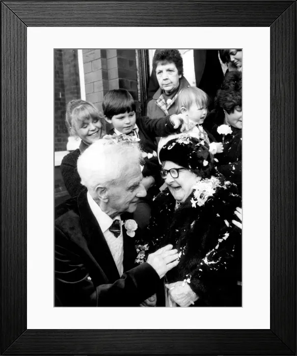 Framed Print : Ninety nine year old Jane Murphy and 89 year old George Brearley tie the knot in Salford