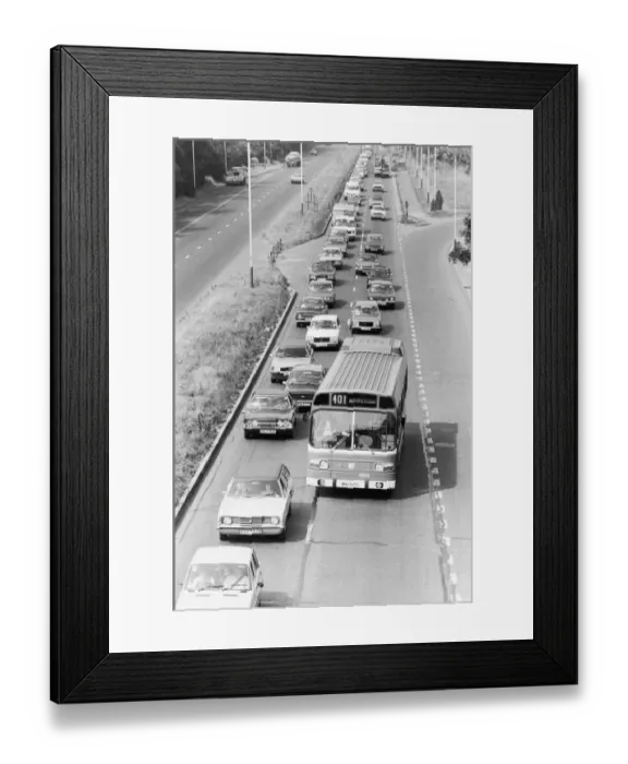 Framed Print : Busy scenes on the road to Southend, Essex during the summer holidays