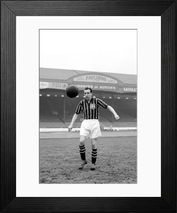 Framed Print : FA Cup Final 1956. Manchester City player Ken Barnes warming up in his Wembley kit