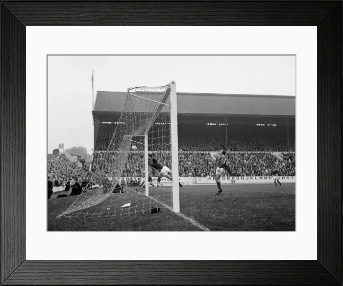 Framed Print : English League Division One match at Hillsborough. Sheffield Wednesday 1 v Framed Print : English League Division One match at Hillsborough. Sheffield Wednesday 1 v
