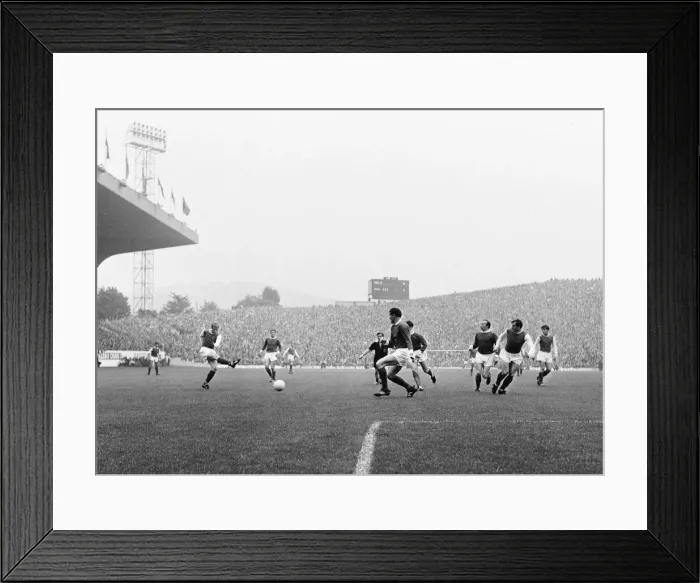 Framed Print : English League Division One match at Hillsborough. Sheffield Wednesday 1 v
