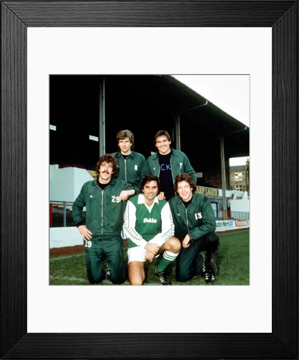 Framed Print : George Best at Hibernian. Flanked by team-mates Tony Higgins Framed Print : George Best at Hibernian. Flanked by team-mates Tony Higgins