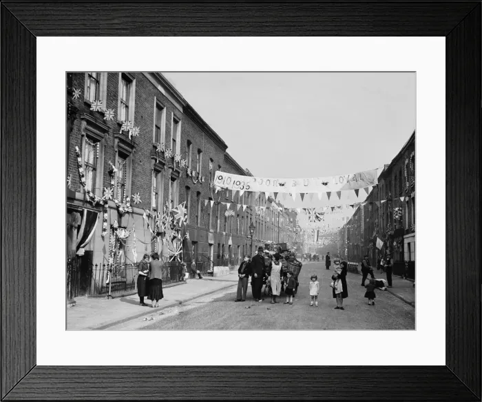 Framed Print : Residents of Campbell Street in Finsbury Park, North London making preparations for King