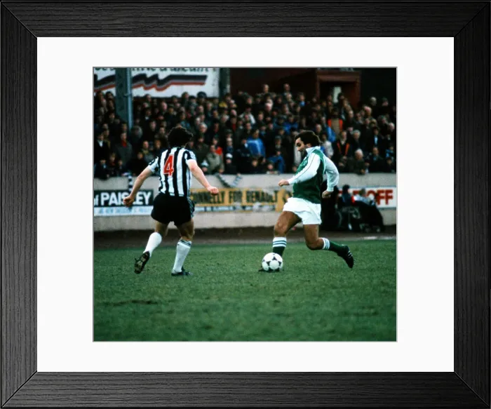 Framed Print : George Best in action for Hibernian. 24th November 1979 Framed Print : George Best in action for Hibernian. 24th November 1979