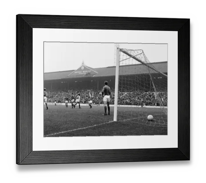 Framed Print : English League Division One match at Hillsborough. Sheffield Wednesday 1 v Framed Print : English League Division One match at Hillsborough. Sheffield Wednesday 1 v