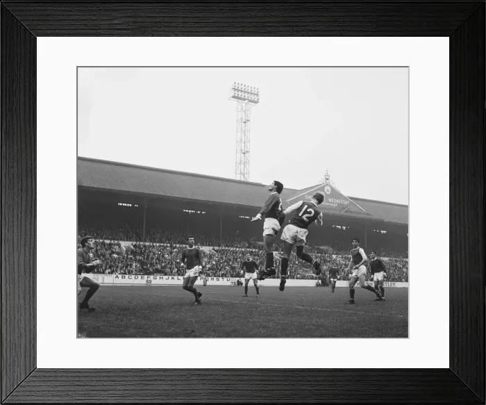 Framed Print : English League Division One match at Hillsborough. Sheffield Wednesday 1 v Framed Print : English League Division One match at Hillsborough. Sheffield Wednesday 1 v