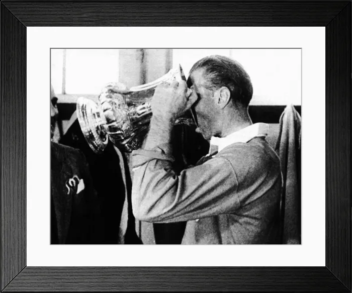 Framed Print : Stanley Matthews after Blackpool won the FA Cup. 4th May 1953 Framed Print : Stanley Matthews after Blackpool won the FA Cup. 4th May 1953