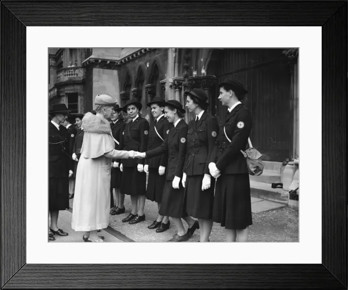 Framed Print : Queen Mary with American red cross women in Bristol during the Second World War Framed Print : Queen Mary with American red cross women in Bristol during the Second World War