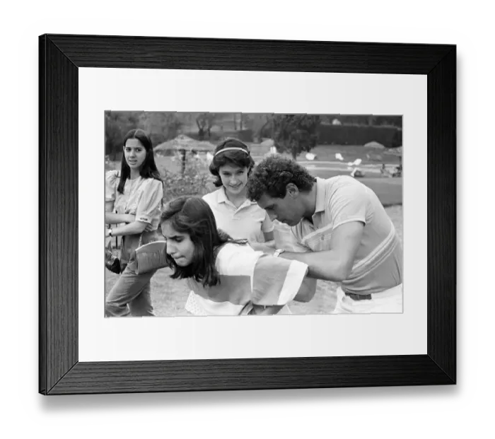 Framed Print : England goalkeeper Peter Shilton signs autographs for local girls in Mexico City ahead of